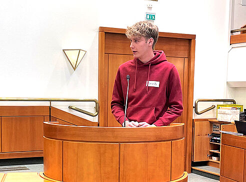 Schüler redet im Landtag