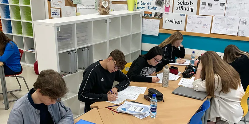 Schülerinnen und Schüler arbeiten gemeinsam im COOL-Raum