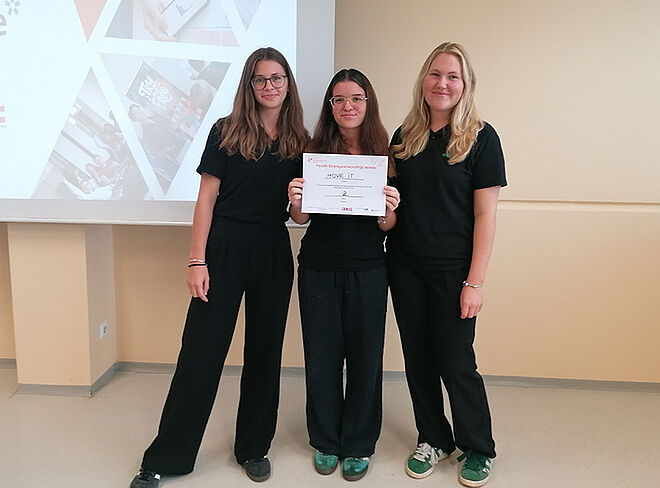 Drei Schüler mit ihrem Projekt