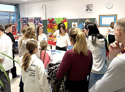 Klasse mit vielen Besucerhn