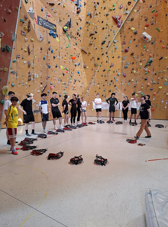 Gruppe im Halbkreis vor Instruktor