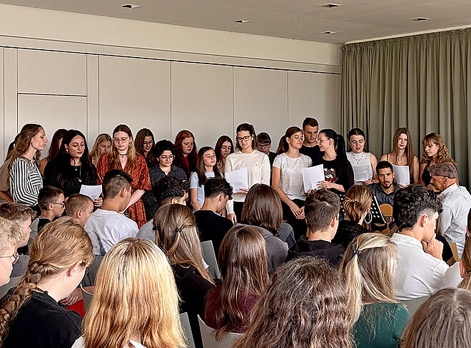 Schulchor singt