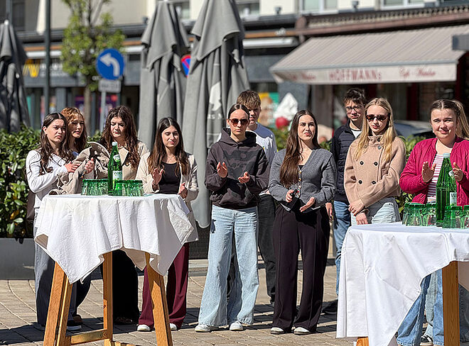 Schülerinnen vor Stehtischen