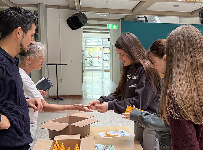 Schüler kaufen Schokolade in der Aula