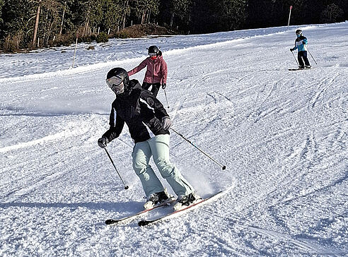 Schüler fahren den Hand herunter