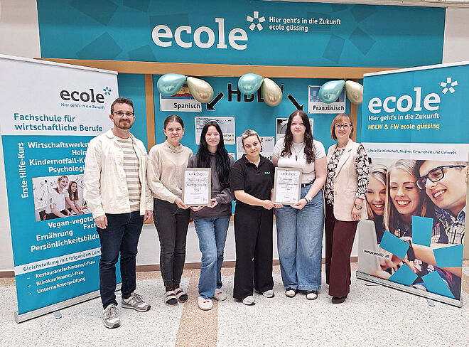 Gruppenfoto mit Direktorin und allen Gewinnerninnen