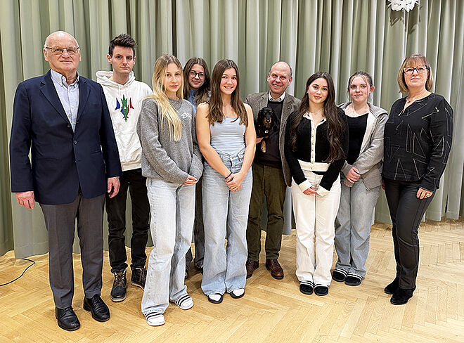 Abschlussfoto mit Direktorin und Fürst