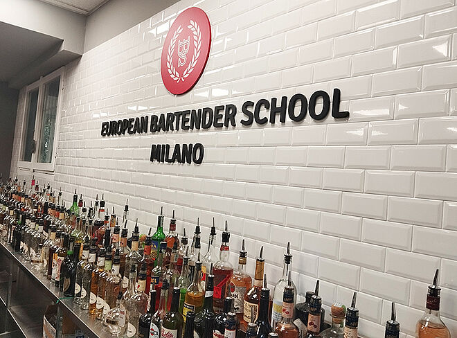 Fliesenwand mit Schullogo Milano