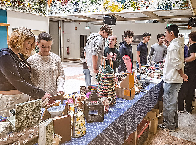 Schüler beim Pop-up-Shop