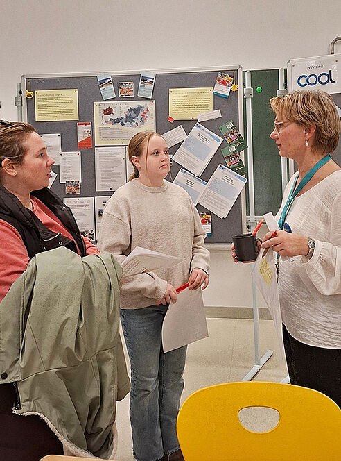 Höpperger im Gespräch mit Mutter und Tochter