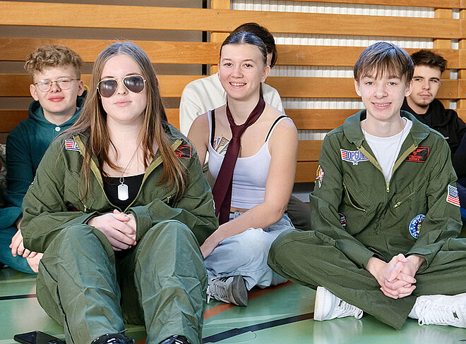 Schüler verkleidet als Kampfjetpiloten