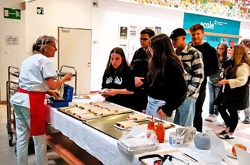 Anstellen beim Schulbuffet