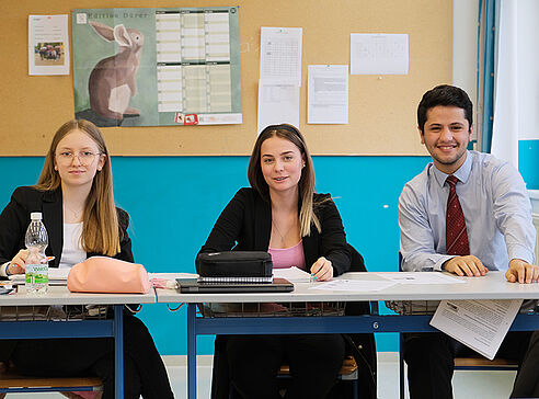 3 Schüler aus der Dritten Klasse