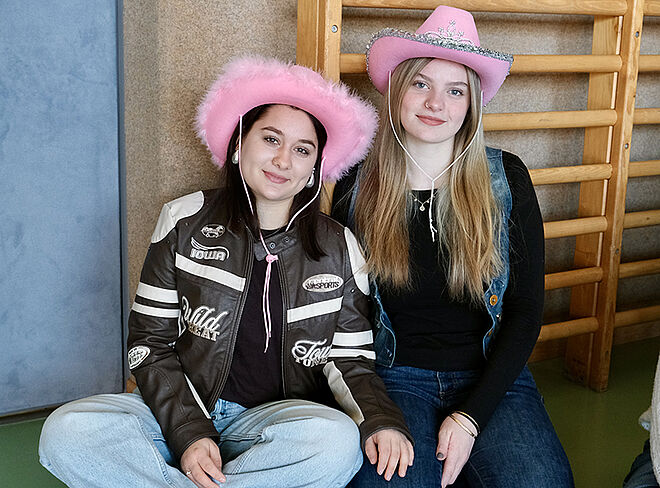 Schülerinnen verkleidet als Cowgirls