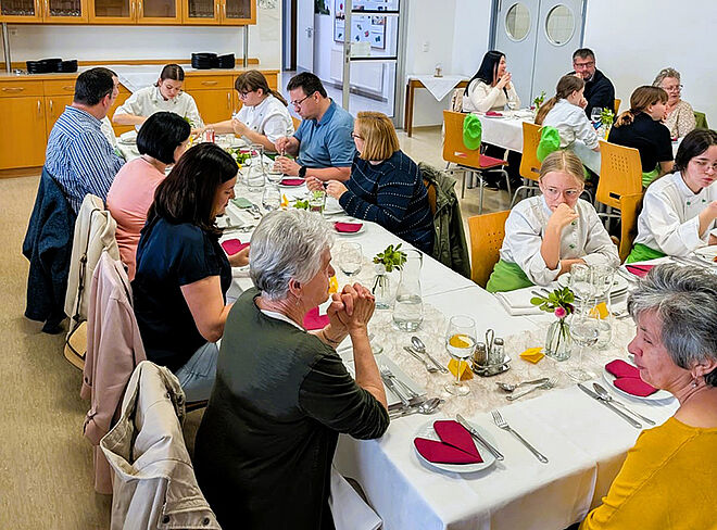 Familienangehörige mit Schüler zu Tisch