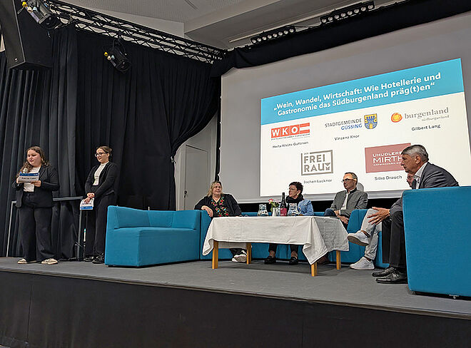 Podiumsdiskussion auf der Bühne