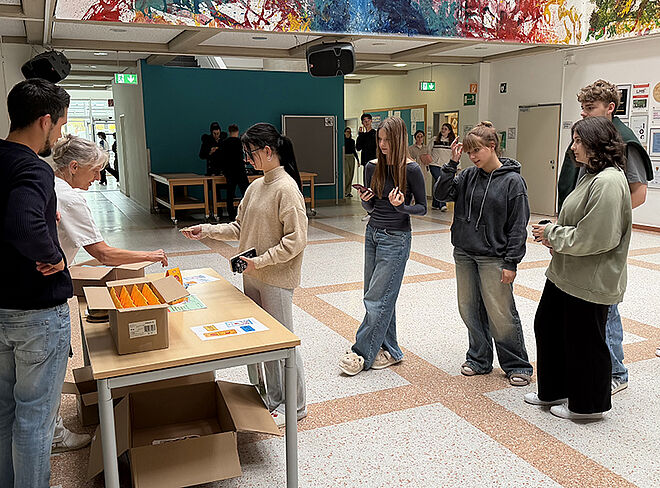Schüler kaufen Schokolade in der Aula