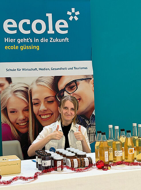 Schülerin vor ecole Roll-up, Daumen hoch