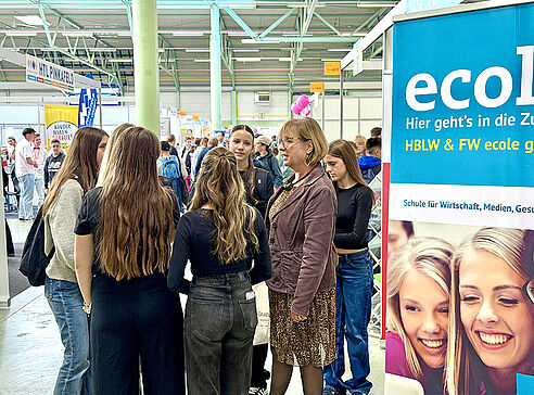 Direktorin im Gespräch mit Schülern