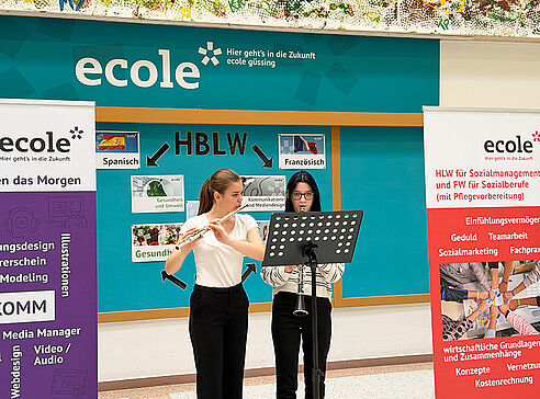 Schülerinnen musizieren mit Querflöte und Klarinette