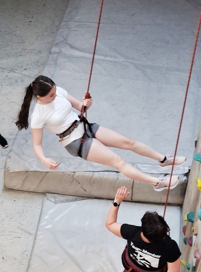 Schülerin seilt sich ab