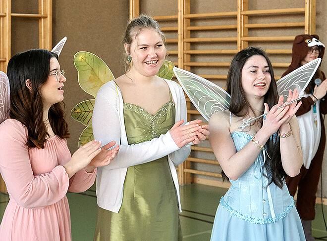 Schülerinnen verkleidet als Feen