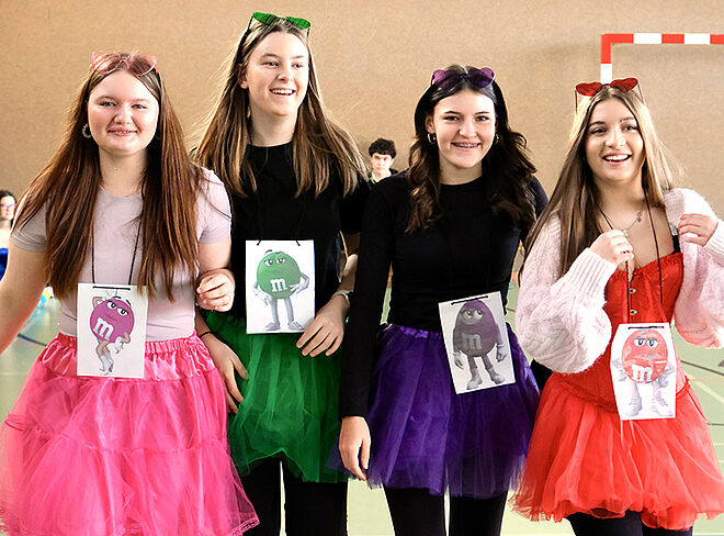 Schülerinnen verkleidet als M&Ms