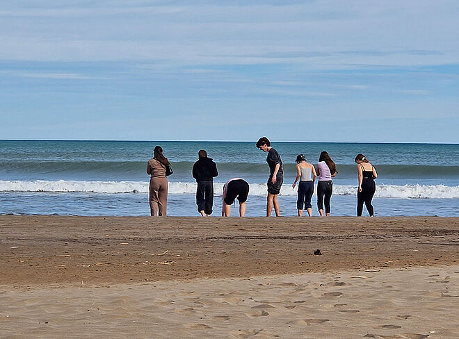 Schüler/innen am Strand