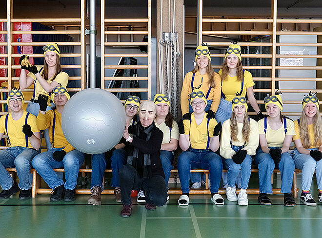 Schüler verkleidet als Minions