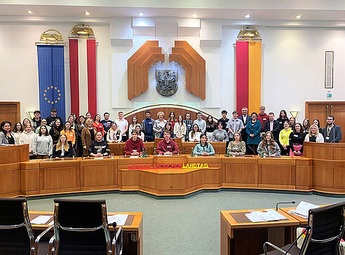 Schüler:innen mit den Präsidenten im Landtag