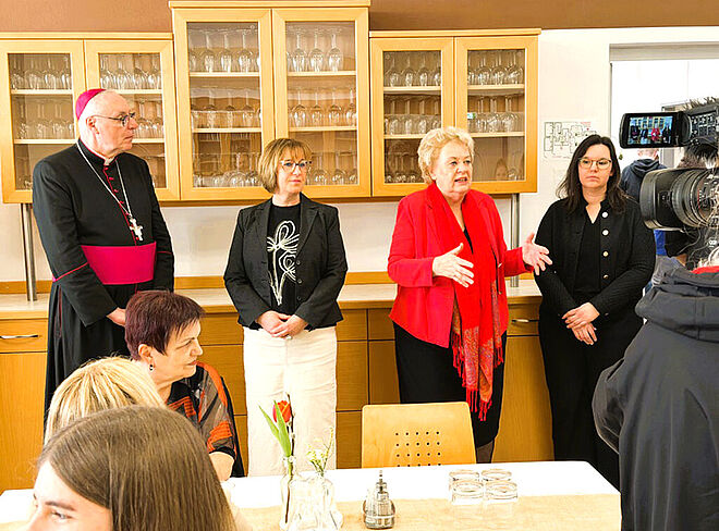 Bischof, Direktorin, Dunst