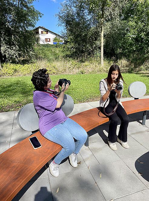 Schülerin fotografiert Schülerin