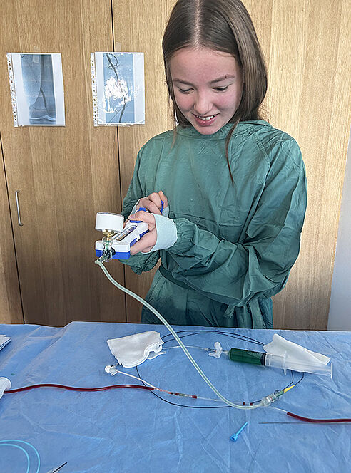 Schülerin testet Blutgerät