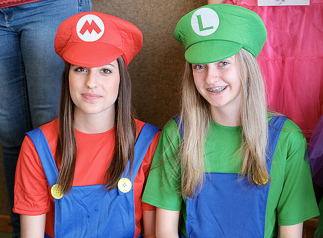 Schülerinnen verkleidet als Mario und Luigi