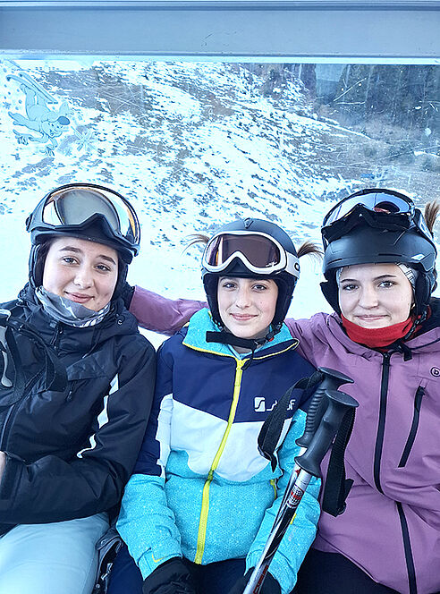 drei Schülerinnen in der Gondel