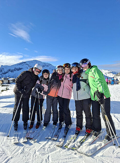 Gruppenfoto bei Sonnenschein auf Skiern