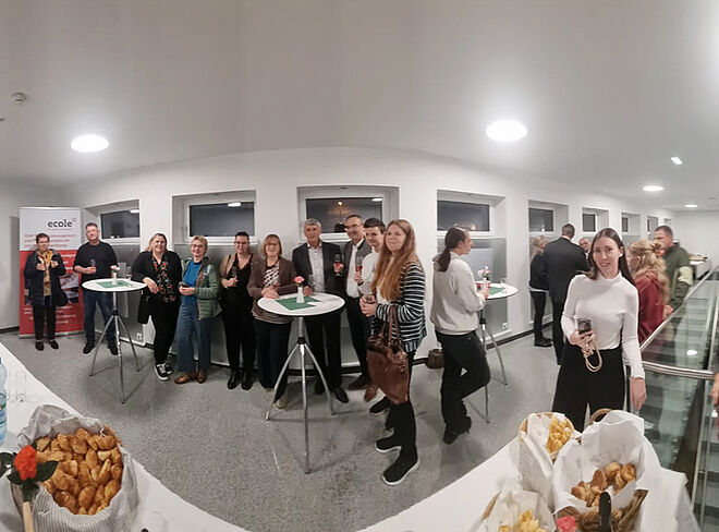 Fischauge-Blick über das Publikum beim Buffet