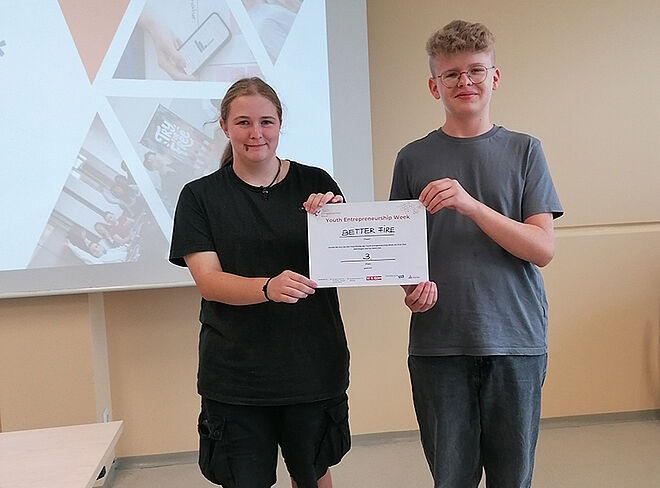 Zwei Schüler mit ihrem Projekt