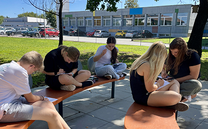 Schüler in der Outdoorclass