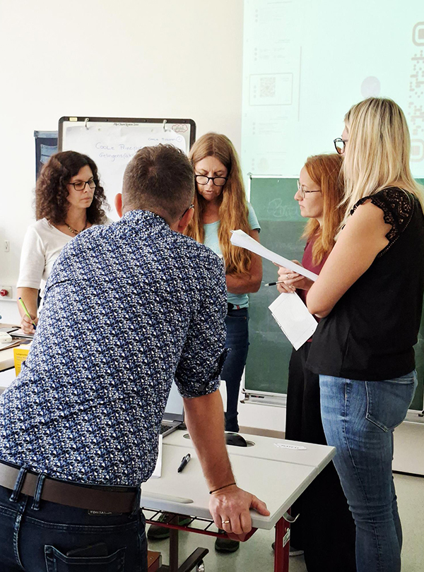 Gruppe Lehrer vor Flipchart