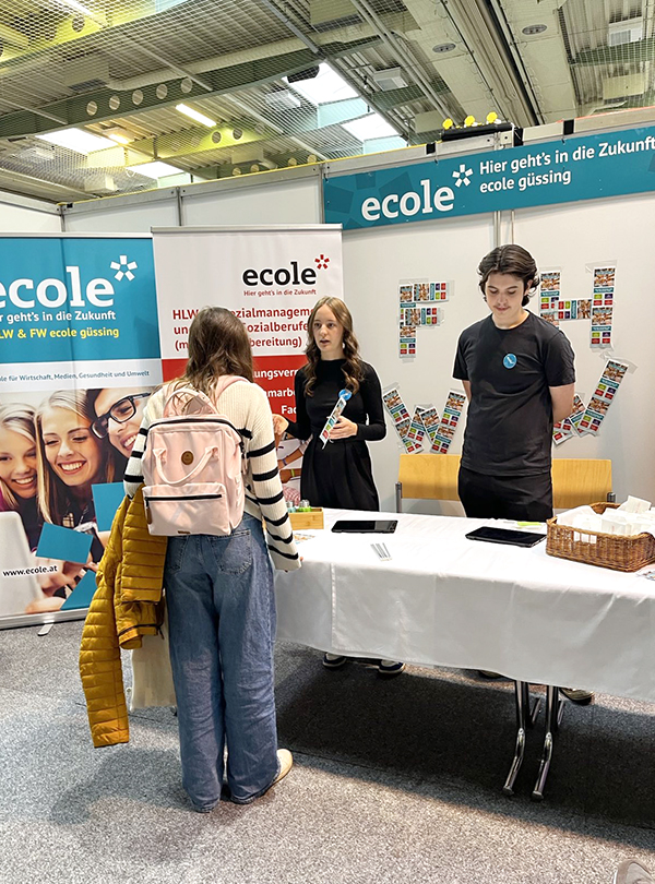 Messestand mit Schüler