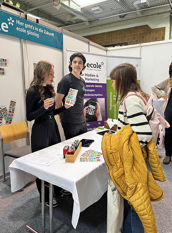 Messestand mit Schülerinnen