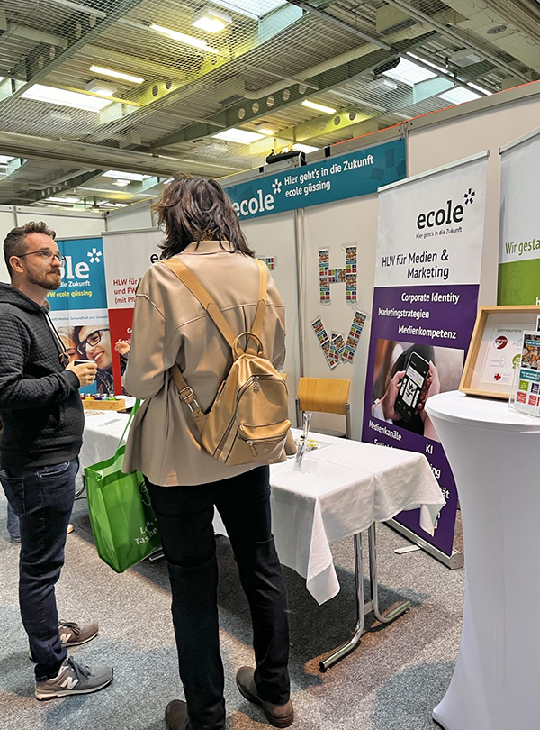 Messestand mit Besucher