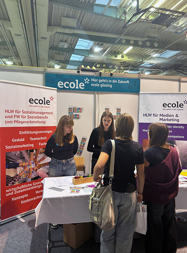 gut besuchter Messestand