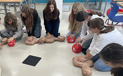 Schüler mit Reanimationspuppe