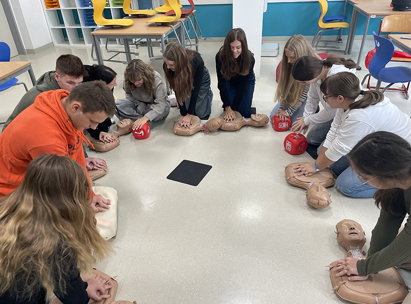 Schüler mit Reanimationspuppen