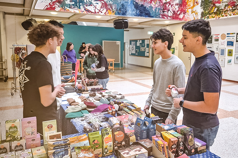 Schüler beim Pop-up-Shop