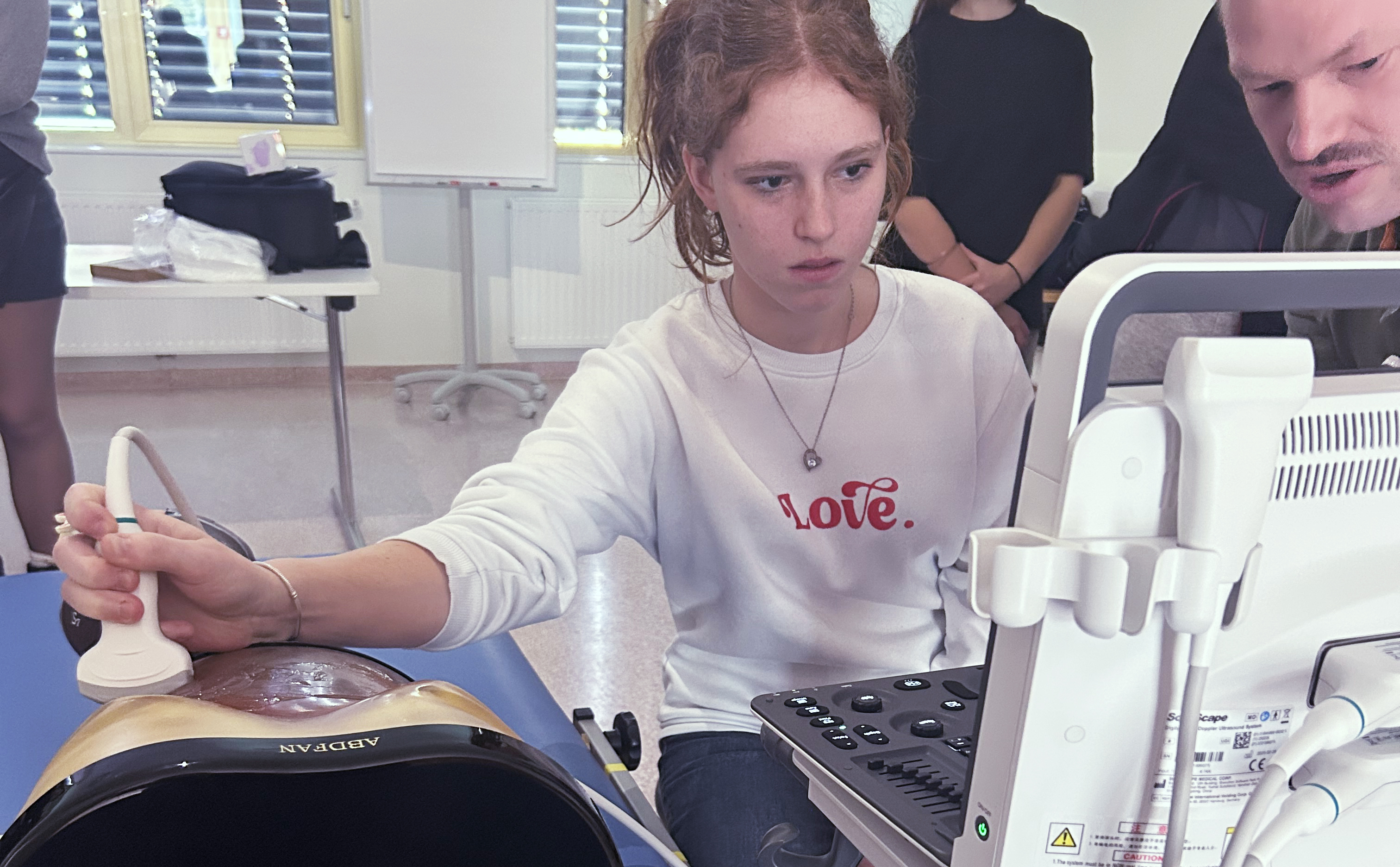 Schülerin testet Ultraschall