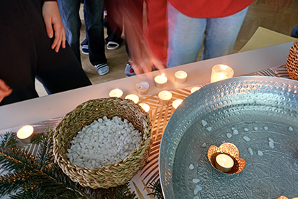 Wasserschale mit Kerzen