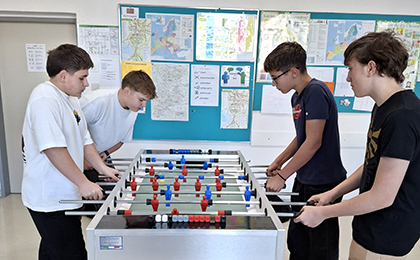 Schüler beim Wuzzeln